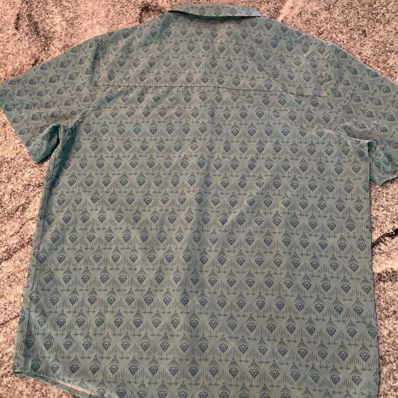 Mountains & Isles | Large | Moisture Wicking | Casual Button Down - Picture 5 of 15